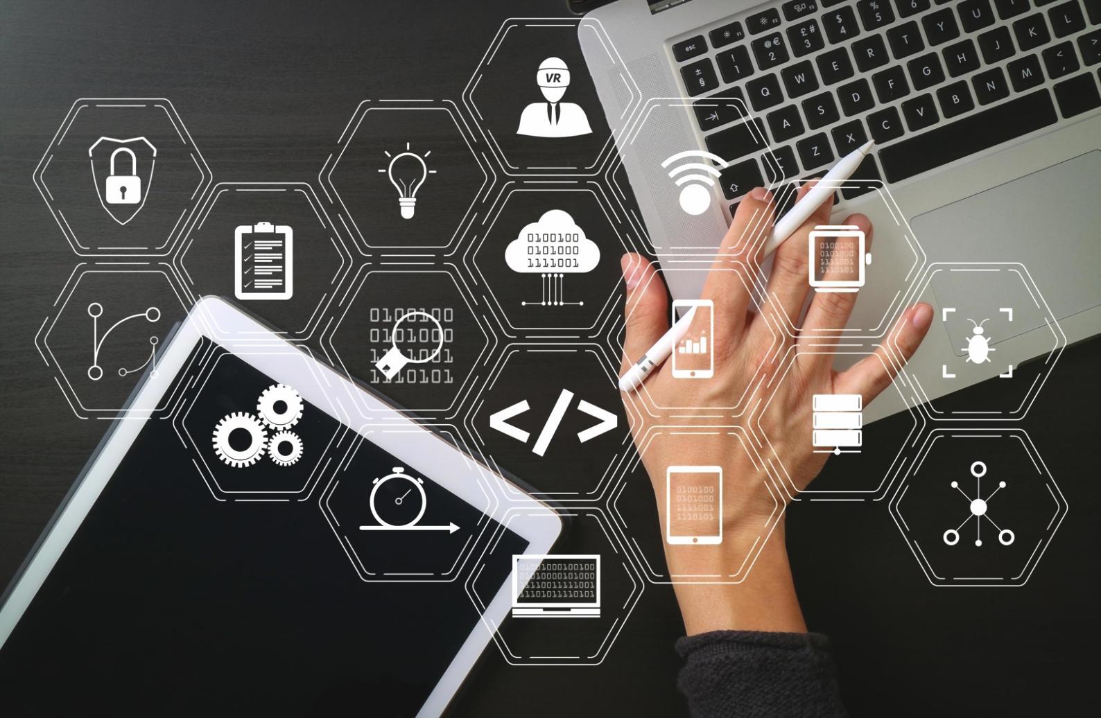 Profissionais trabalhando em conjunto em projeto de tecnologia